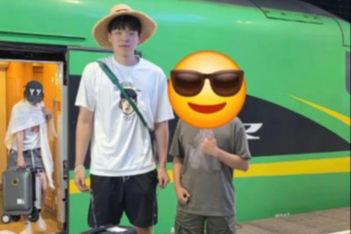 体育游戏-网友在新疆偶遇杨瀚森女友的草帽在他头上太小啦